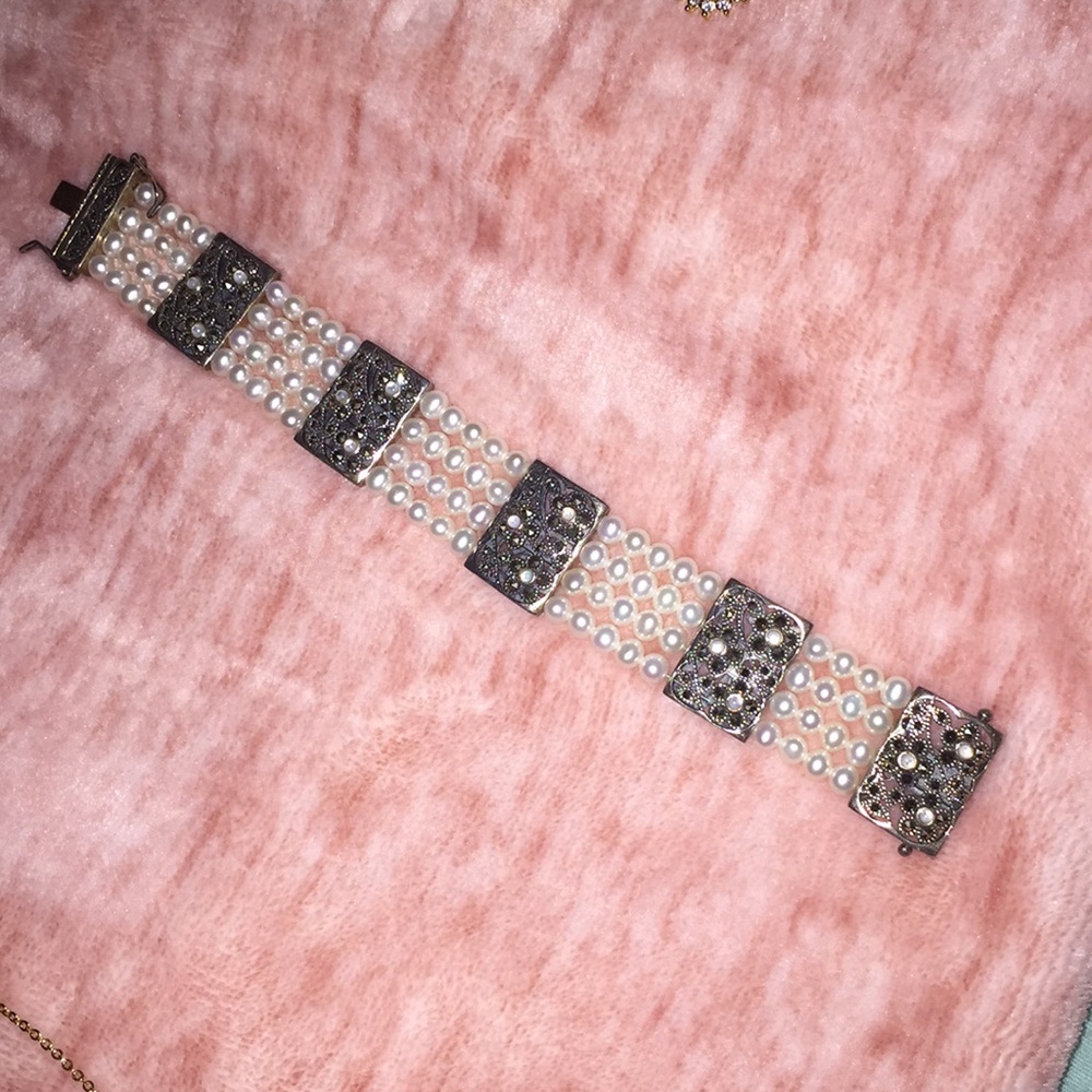 Vintage Pearl bracelet w/ floral detail